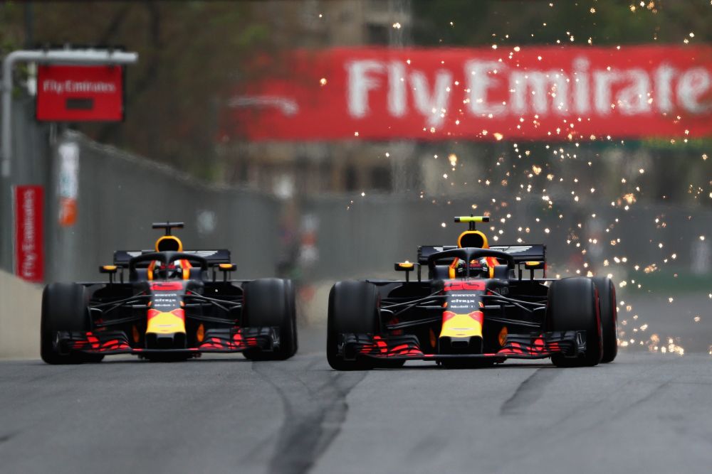 Final incredibil in MP al Azerbaijanului! Verstappen si Ricciardo, colegi la Red Bull, au facut accident si au abandonat! Hamilton a castigat cursa_1