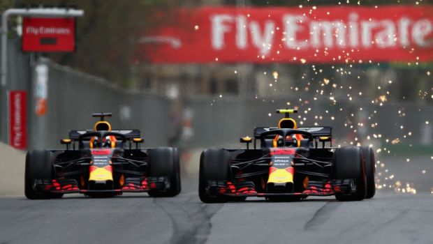 
	Final incredibil in MP al Azerbaijanului! Verstappen si Ricciardo, colegi la Red Bull, au facut accident si au abandonat! Hamilton a castigat cursa
