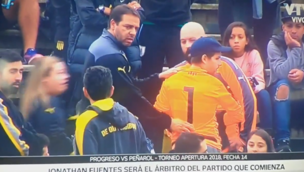 
	Imagini CIUDATE in Uruguay: au DEZBRACAT un suporter pentru ca nu aveau tricou pentru portar! VIDEO
