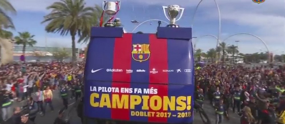 SUPER PARADA de titlu a Barcelonei! Sute de mii de oameni pe strazi pentru Messi, Suarez si Iniesta! VIDEO_1