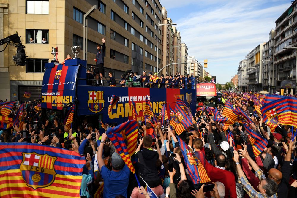 SUPER PARADA de titlu a Barcelonei! Sute de mii de oameni pe strazi pentru Messi, Suarez si Iniesta! VIDEO_3