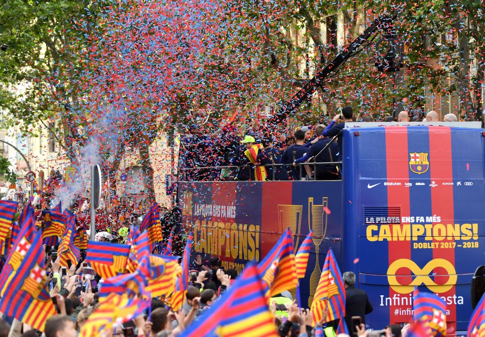 SUPER PARADA de titlu a Barcelonei! Sute de mii de oameni pe strazi pentru Messi, Suarez si Iniesta! VIDEO_4