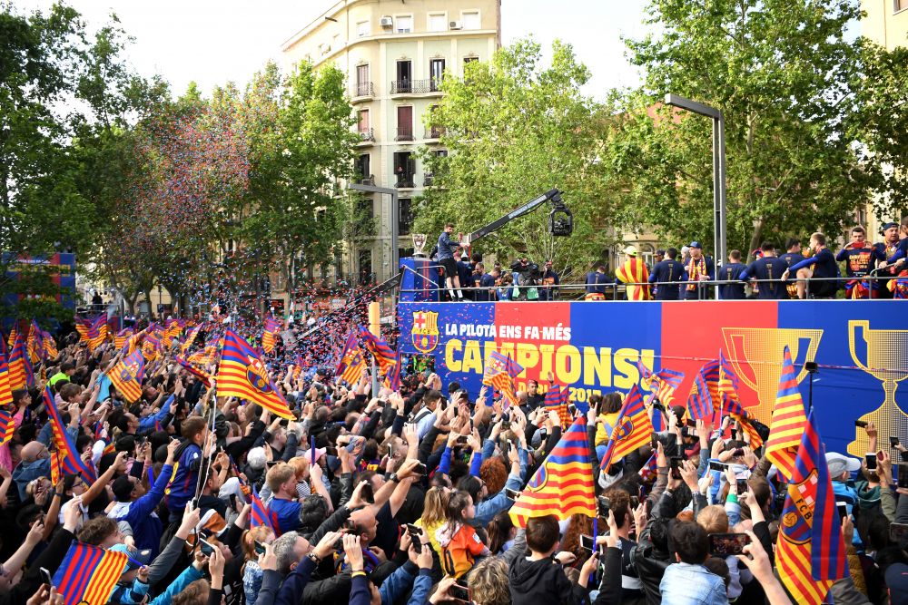 SUPER PARADA de titlu a Barcelonei! Sute de mii de oameni pe strazi pentru Messi, Suarez si Iniesta! VIDEO_5