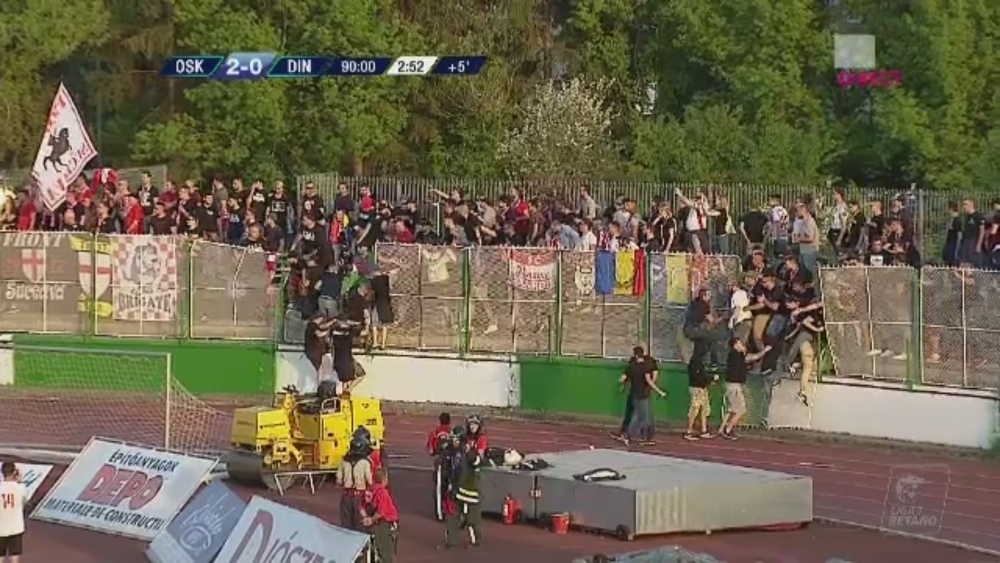 NEBUNIE la Sf. Gheorghe! Dinamovistii au furat un steag, Danciulescu a fost GAZAT! Imagini INCREDIBILE in Liga1_1