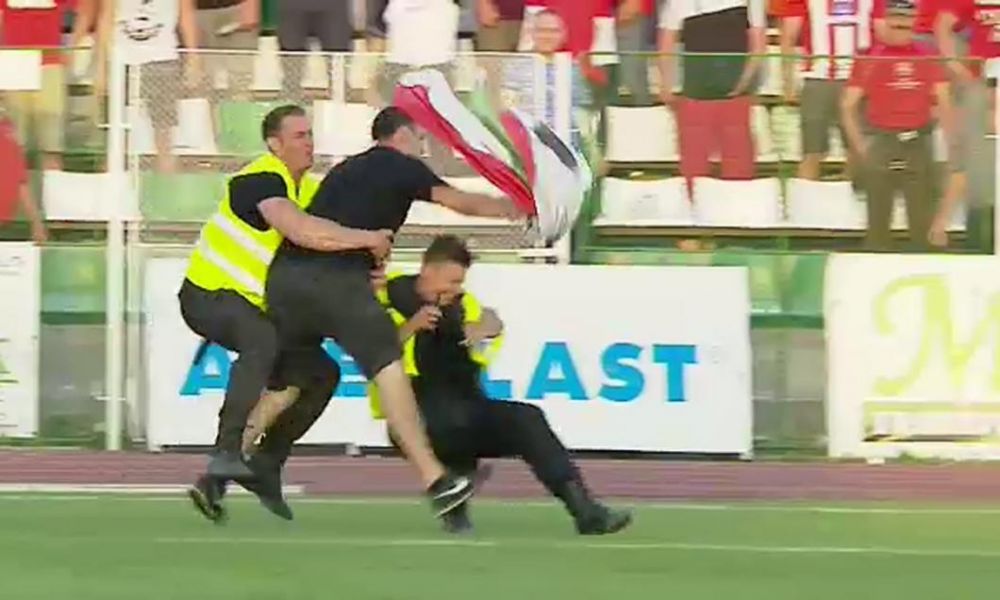 Varianta halucinanta! Dinamovistul care a furat steagul Ungariei de la Sepsi a intrat pe stadion in scaun cu rotile!_2
