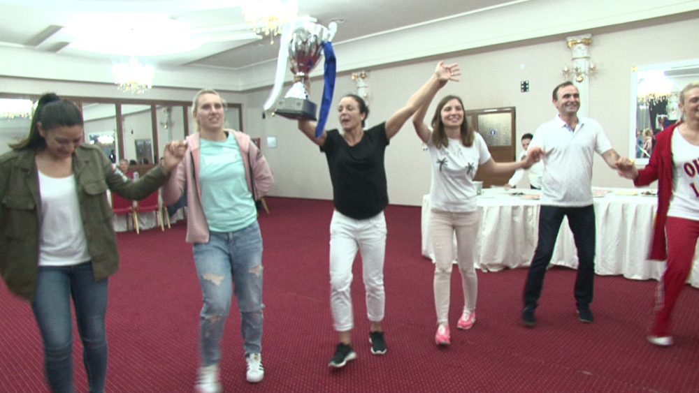 Au facut HORA cu trofeul EHF! Party oltenesc pentru fetele de la Craiova dupa victoria cu Vipers. VIDEO_2
