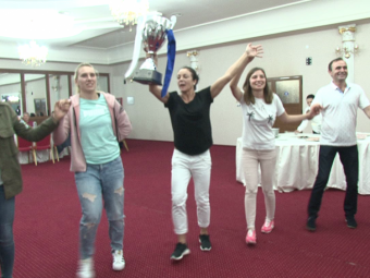 
	Au facut HORA cu trofeul EHF! Party oltenesc pentru fetele de la Craiova dupa victoria cu Vipers. VIDEO
