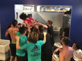 
	Finala Champions League 2018 | Fiul lui Marcelo a facut spectacol in vestiar! TOTI jucatorii l-au ridicat pe brate. VIDEO
