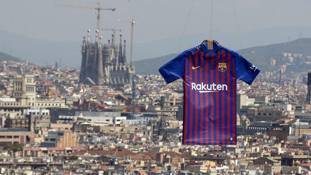 Barcelona a prezentat oficial noul tricou pentru sezonul viitor! L-au adus cu DRONA in unul dintre cele mai spectaculoase locuri din oras! VIDEO_2