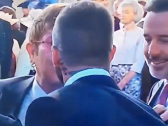 
	Momentul surpriza de la nunta regala: Beckham si Elton John s-au pupat pe gura :) VIDEO
