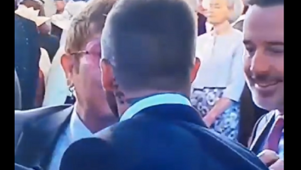 
	Momentul surpriza de la nunta regala: Beckham si Elton John s-au pupat pe gura :) VIDEO
