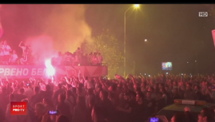 Imaginile nebuniei la Belgrad: suporterii Steaua Rosie au dat foc autocarului la sarbatoarea de titlu VIDEO_1