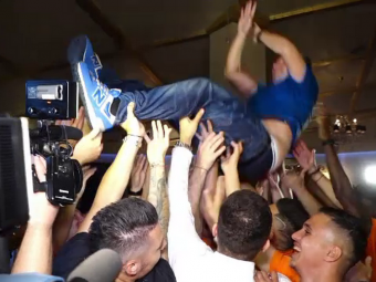 &quot;CAMPIONII, CAMPIONII!&quot; Jucatorii l-au aruncat in aer pe Dan Petrescu! Imagini de la petrecerea de titlu a CFR! VIDEO
