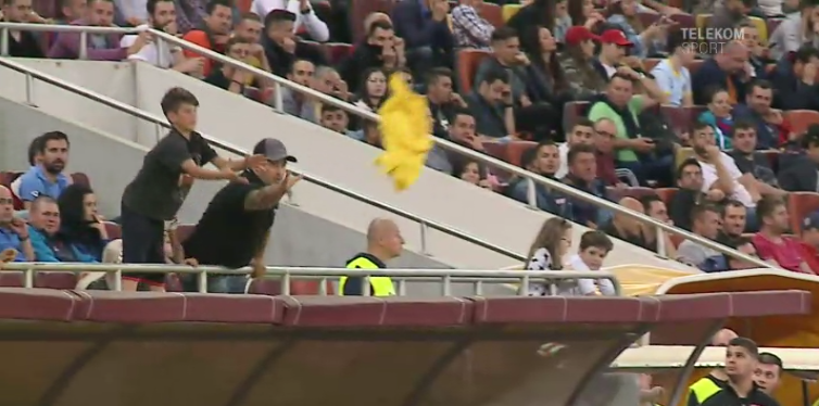 VIDEO Momentul de tot rasul care nu s-a vazut la TV: un suporter "si-a rupt gatul" incercand sa prinda tricoul lui Nedelcu_3