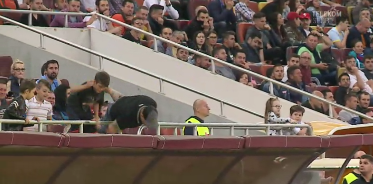 VIDEO Momentul de tot rasul care nu s-a vazut la TV: un suporter "si-a rupt gatul" incercand sa prinda tricoul lui Nedelcu_4