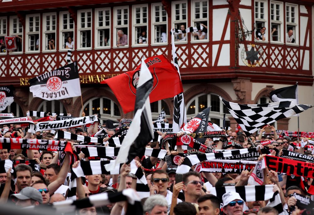 Imagini FABULOASE la Frankfurt! Cum au sarbatorit fanii lui Eintracht victoria MAGICA in fata lui Bayern din Cupa Germaniei_2