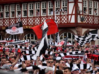 
	Imagini FABULOASE la Frankfurt! Cum au sarbatorit fanii lui Eintracht victoria MAGICA in fata lui Bayern din Cupa Germaniei
