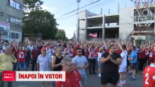 
	Sute de fani din Arad au protestat fata de intarzierea inaugurarii noului stadion, care trebuia sa fie gata acum TREI ANI
