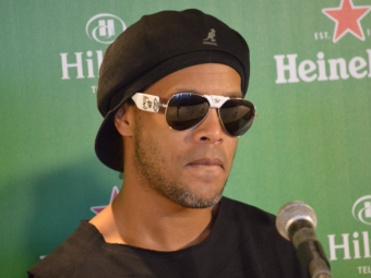 
	Dezvaluiri INCREDIBILE: Ronaldinho se casatoreste cu DOUA FEMEI in acelasi timp! Secretele relatiei
