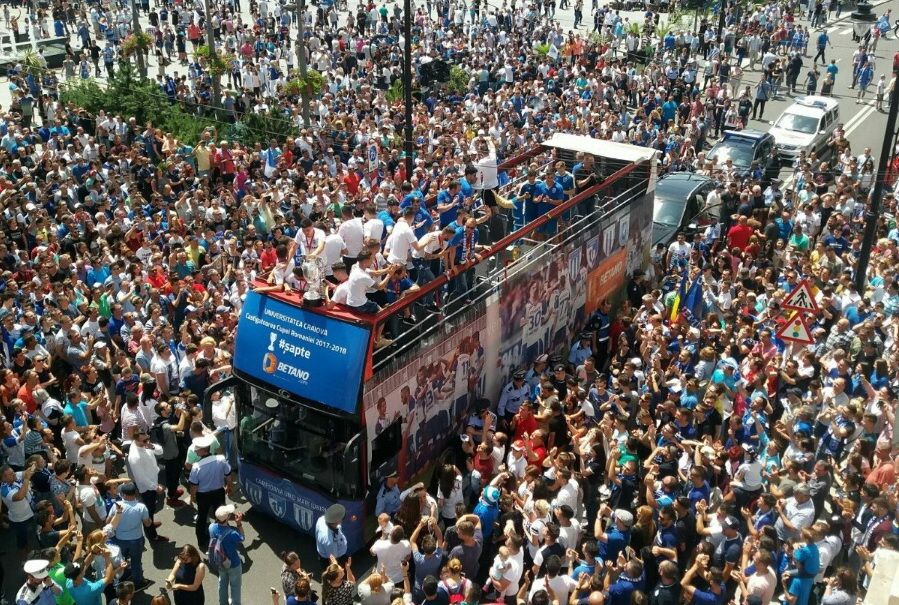 Bucurie nebuna la Craiova! Mii de oameni pe strazi la turul de onoare al jucatorilor, alaturi de trofeul Cupei Romaniei_4