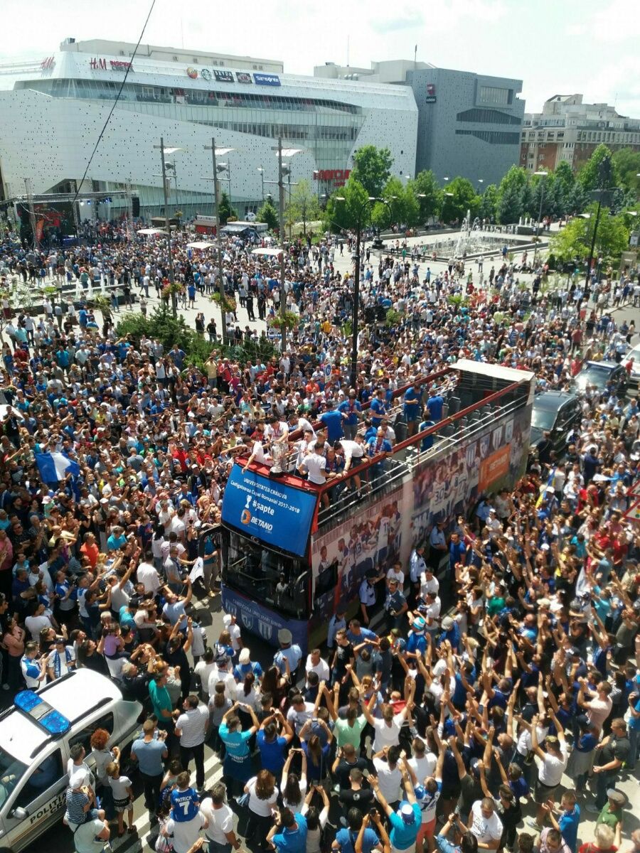 Bucurie nebuna la Craiova! Mii de oameni pe strazi la turul de onoare al jucatorilor, alaturi de trofeul Cupei Romaniei_5