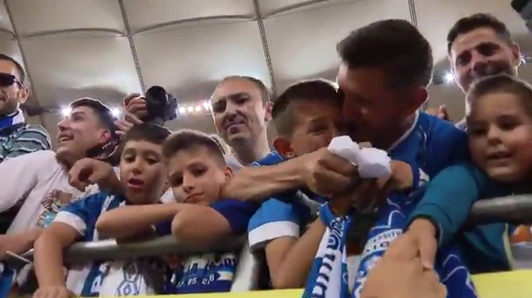VIDEO: Asa se nasc eroii! Ce a facut Mitrita dupa finala Cupei pentru un copil din tribuna_2