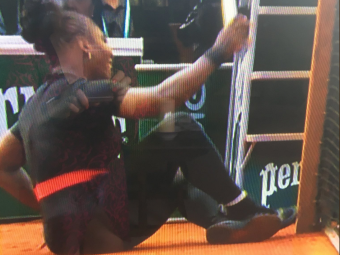 
	A cazut in FUND! Serena Williams a oferit imaginea zilei la Roland Garros 2018. Victorie dupa 2 ani pe zgura! VIDEO
