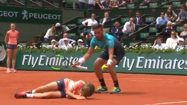 
	Imagini SOC la Roland Garros! Adversarul lui Zverev a facut KO un copil de mingi pe teren! VIDEO

