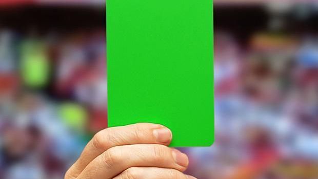 
	Moment istoric! S-a acordat primul cartonas verde din fotbal! La ce meci a avut loc evenimentul si pe ce motiv
