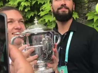 
	Imagini MINUNATE de la Roland Garros! Simona a scos trofeul in afara arenei pentru a-l arata ROMANILOR! VIDEO
