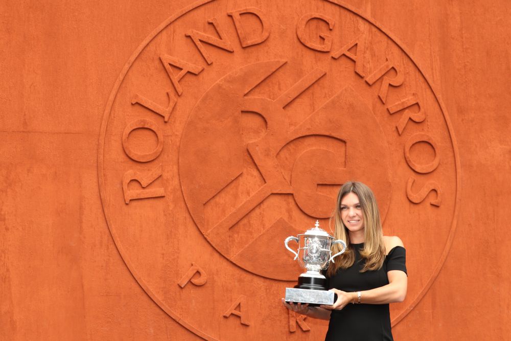 A avut loc sedinta foto a Simonei Halep cu trofeul Roland Garros! Cum s-a imbracat Simona la eveniment FOTO_4