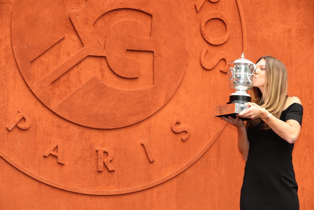 A avut loc sedinta foto a Simonei Halep cu trofeul Roland Garros! Cum s-a imbracat Simona la eveniment FOTO_5