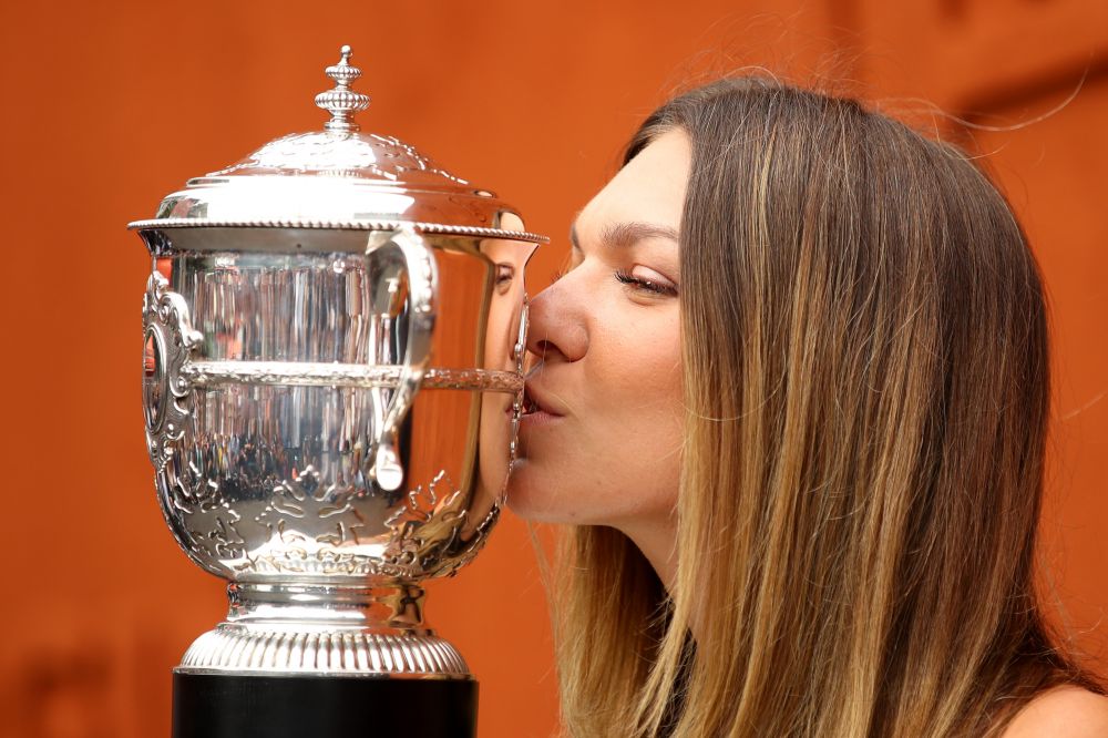 A avut loc sedinta foto a Simonei Halep cu trofeul Roland Garros! Cum s-a imbracat Simona la eveniment FOTO_11