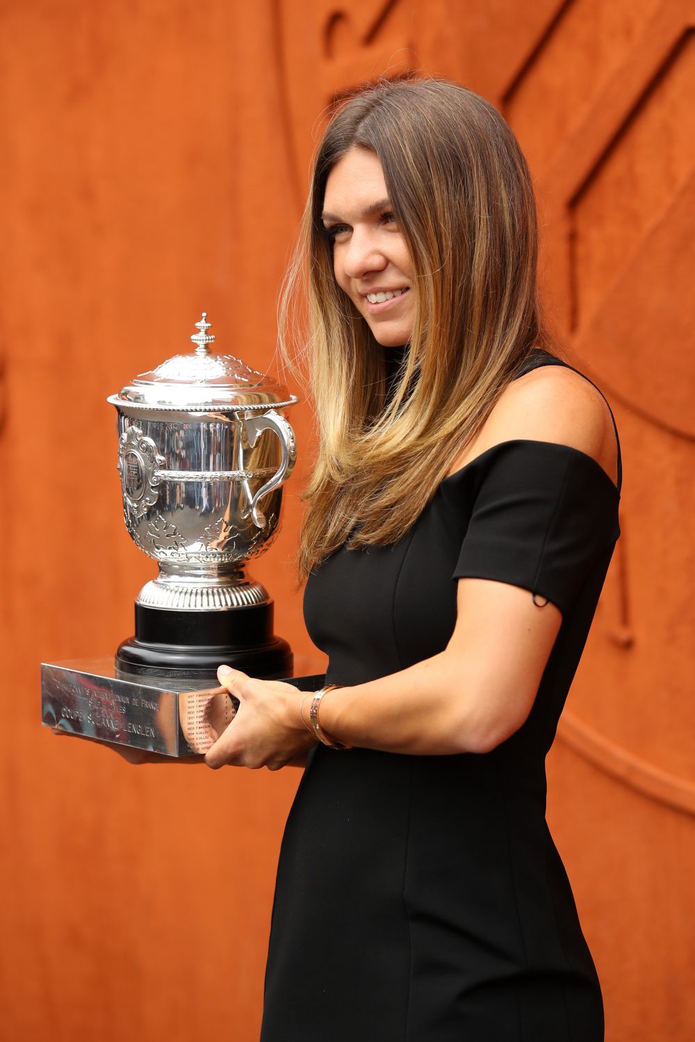 A avut loc sedinta foto a Simonei Halep cu trofeul Roland Garros! Cum s-a imbracat Simona la eveniment FOTO_12