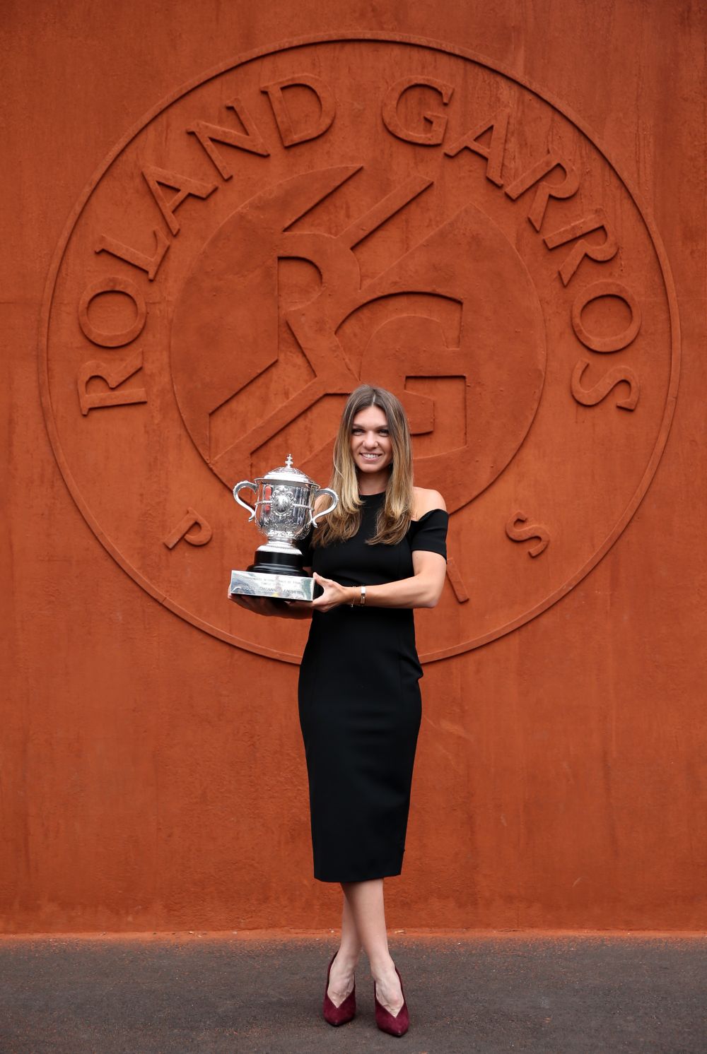 A avut loc sedinta foto a Simonei Halep cu trofeul Roland Garros! Cum s-a imbracat Simona la eveniment FOTO_13