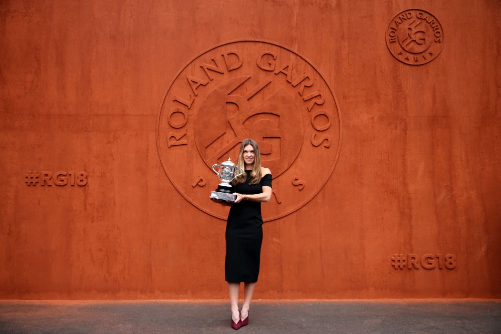 A avut loc sedinta foto a Simonei Halep cu trofeul Roland Garros! Cum s-a imbracat Simona la eveniment FOTO_14