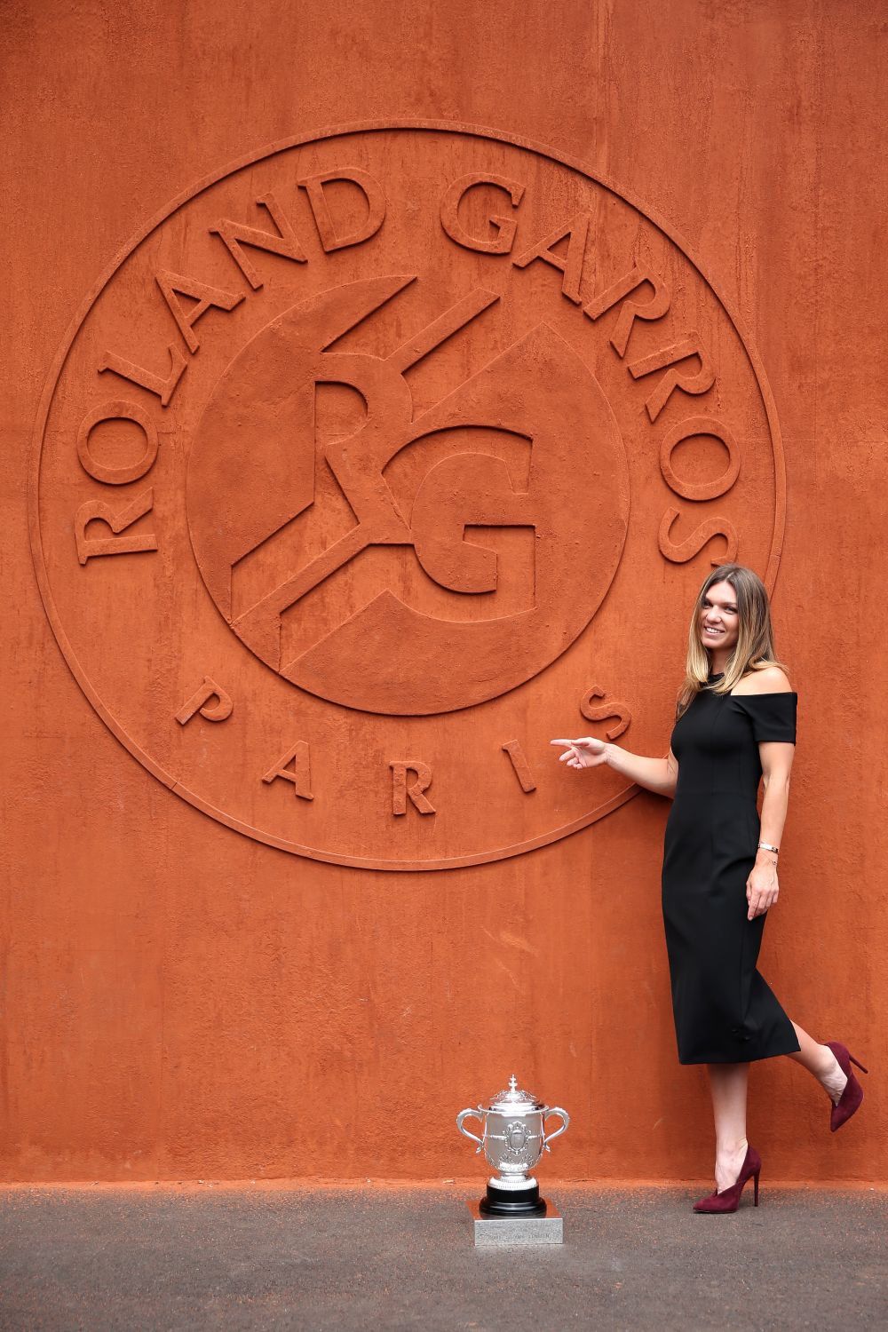 A avut loc sedinta foto a Simonei Halep cu trofeul Roland Garros! Cum s-a imbracat Simona la eveniment FOTO_15