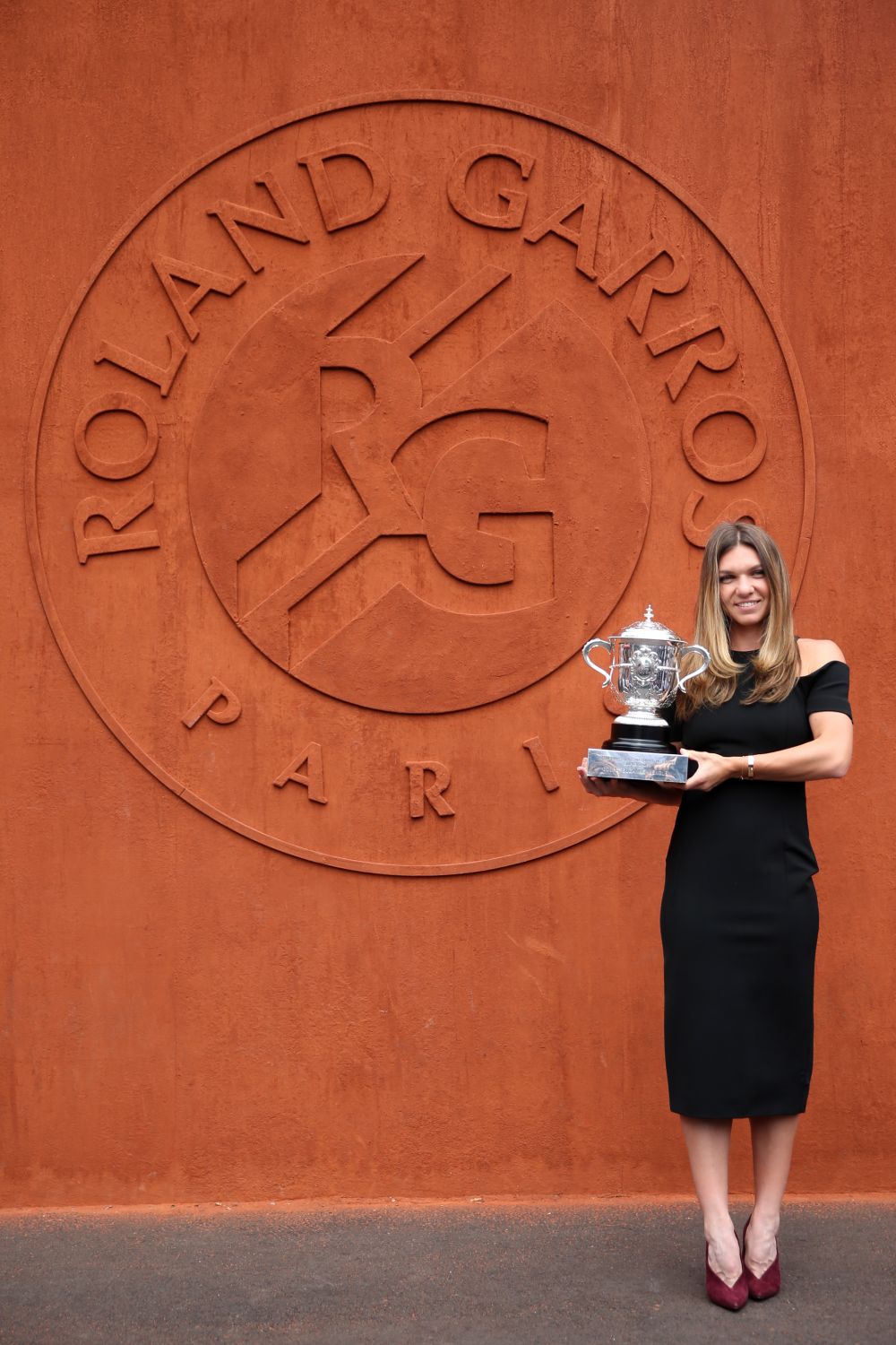 A avut loc sedinta foto a Simonei Halep cu trofeul Roland Garros! Cum s-a imbracat Simona la eveniment FOTO_16