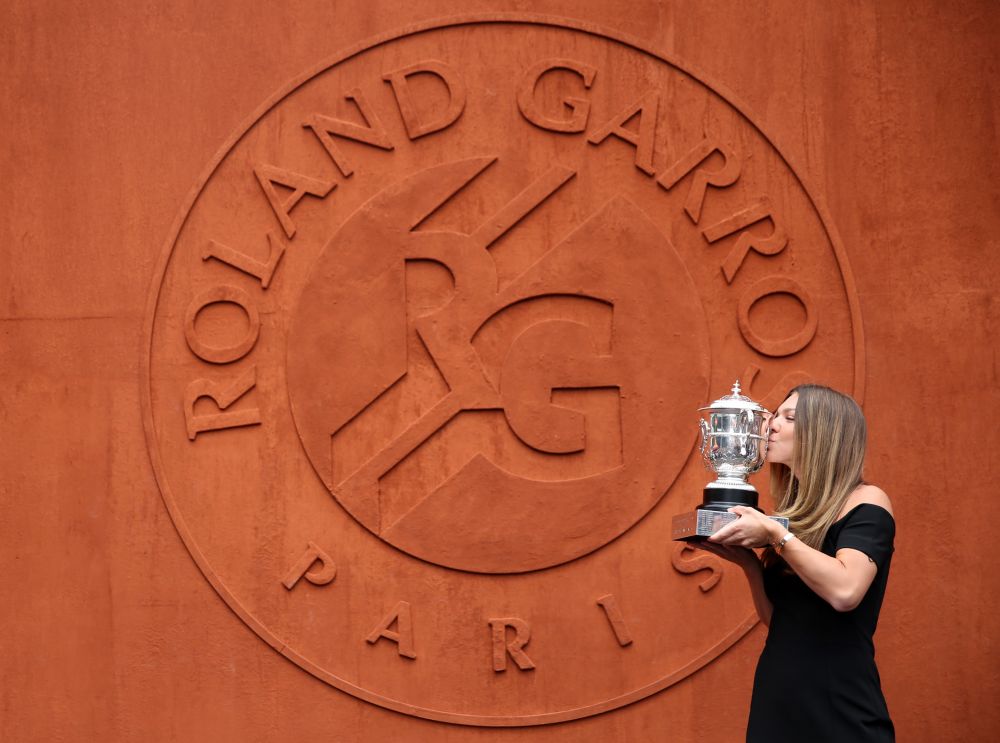 A avut loc sedinta foto a Simonei Halep cu trofeul Roland Garros! Cum s-a imbracat Simona la eveniment FOTO_17
