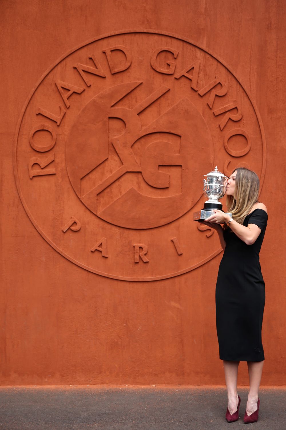A avut loc sedinta foto a Simonei Halep cu trofeul Roland Garros! Cum s-a imbracat Simona la eveniment FOTO_18