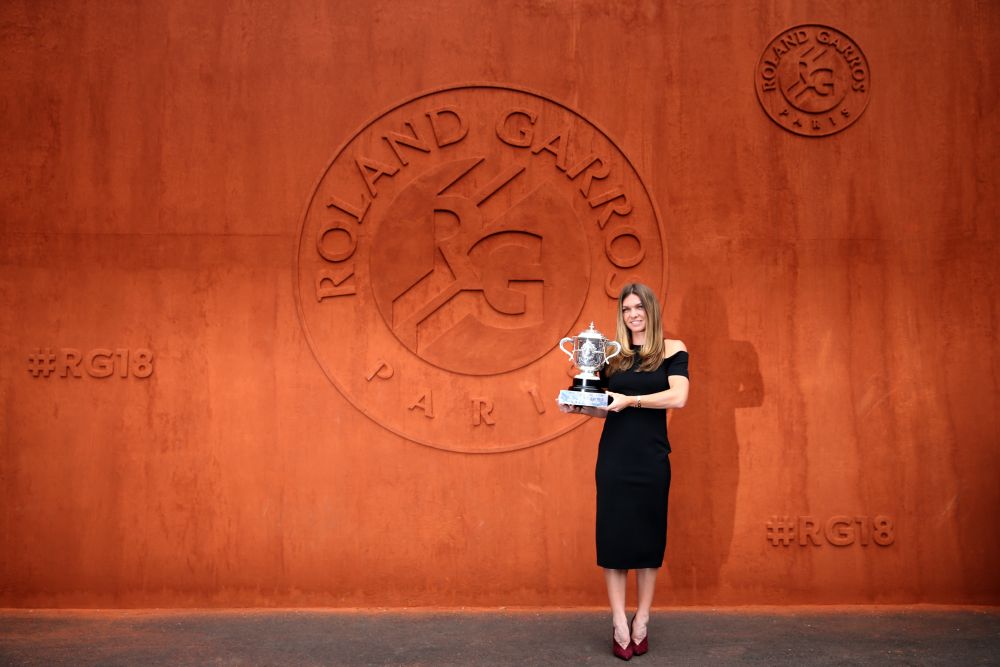 A avut loc sedinta foto a Simonei Halep cu trofeul Roland Garros! Cum s-a imbracat Simona la eveniment FOTO_19