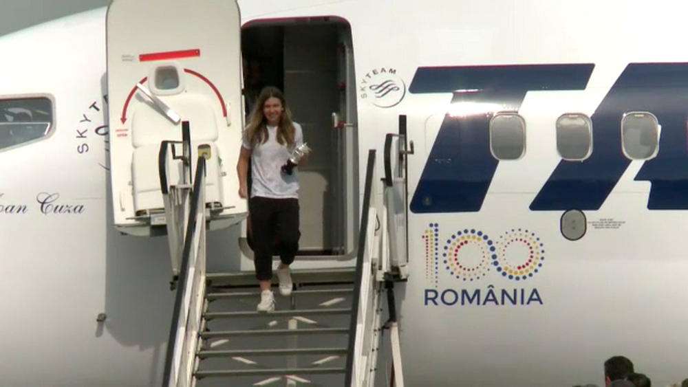 VIDEO Simona Halep a ATERIZAT la Bucuresti cu marele trofeu Roland Garros! Diseara, Simona va fi pe National Arena_3