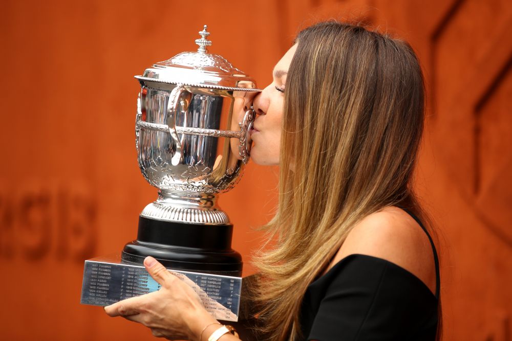 VIDEO Simona Halep a prezentat trofeul Roland Garros pe National Arena | Simona: "Va multumesc, sunt mandra ca sunt romanca! Nu ma asteptam la asa ceva!"_1