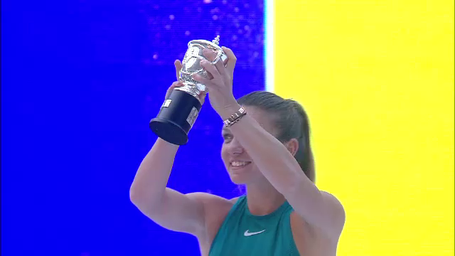 VIDEO Simona Halep a prezentat trofeul Roland Garros pe National Arena | Simona: "Va multumesc, sunt mandra ca sunt romanca! Nu ma asteptam la asa ceva!"_7