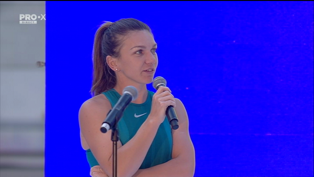 VIDEO Simona Halep a prezentat trofeul Roland Garros pe National Arena | Simona: "Va multumesc, sunt mandra ca sunt romanca! Nu ma asteptam la asa ceva!"_8