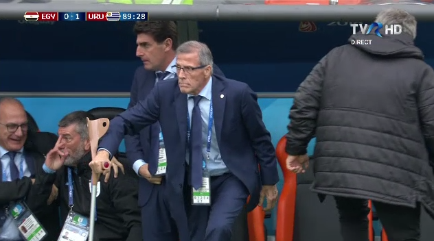 Imaginea zilei la Mondial: selectionerul a renuntat la carje de bucurie, la golul Uruguayului! Drama lui Oscar Tabarez_3