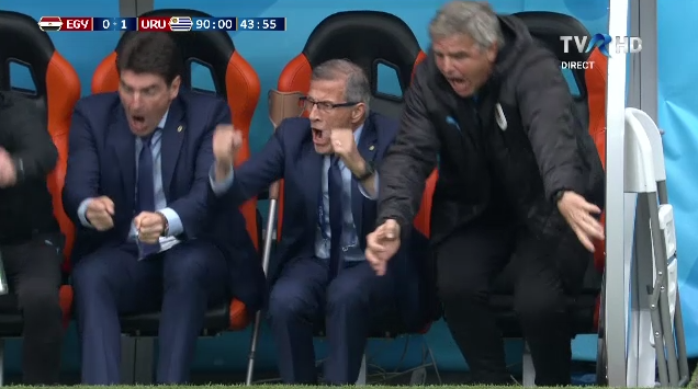 Imaginea zilei la Mondial: selectionerul a renuntat la carje de bucurie, la golul Uruguayului! Drama lui Oscar Tabarez_4