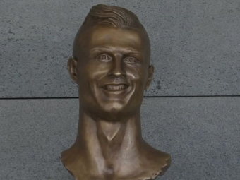 
	Au inlocuit IN SECRET celebra statuie a lui Ronaldo din aeroport! :)) Cum arata acum
