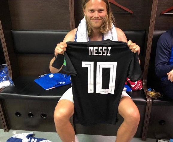 Cine e islandezul care a pus mana pe tricoul lui Messi dupa meciul de la Mondial! A costat in toata cariera lui cat ia Messi intr-o luna_1