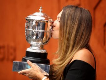 
	Simona nu s-a lasat! Imaginea aparuta pe contul ei de Facebook! Unde a dus trofeul Roland Garros! FOTO
